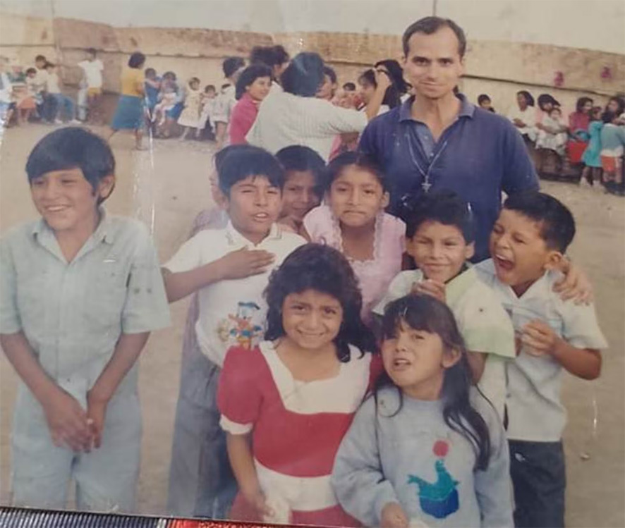 Robert Francis Prevost con niños peruanos de la provincia de Trujillo.