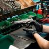 El gobierno desreguló las exigencias para fabricar y vender armas. Ahora es más fácil su acceso.