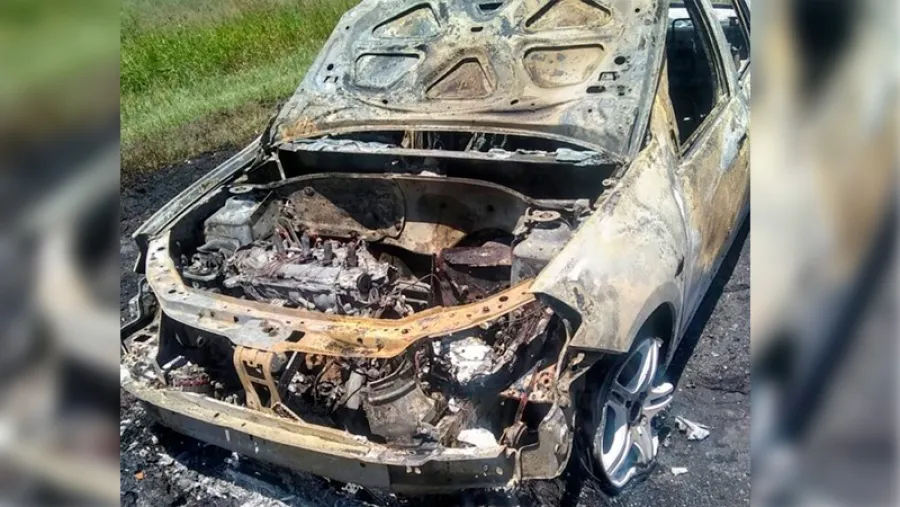 Auto quemado. Auto quemado.