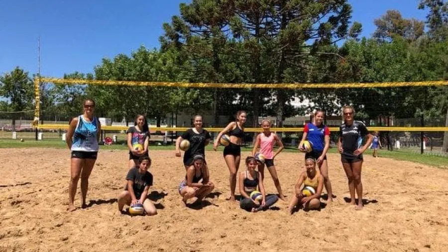 Ana Gallay Ana Gallay fue la "profe" de lujo en un entrenamiento especial de Beach Volley en Nogoyá