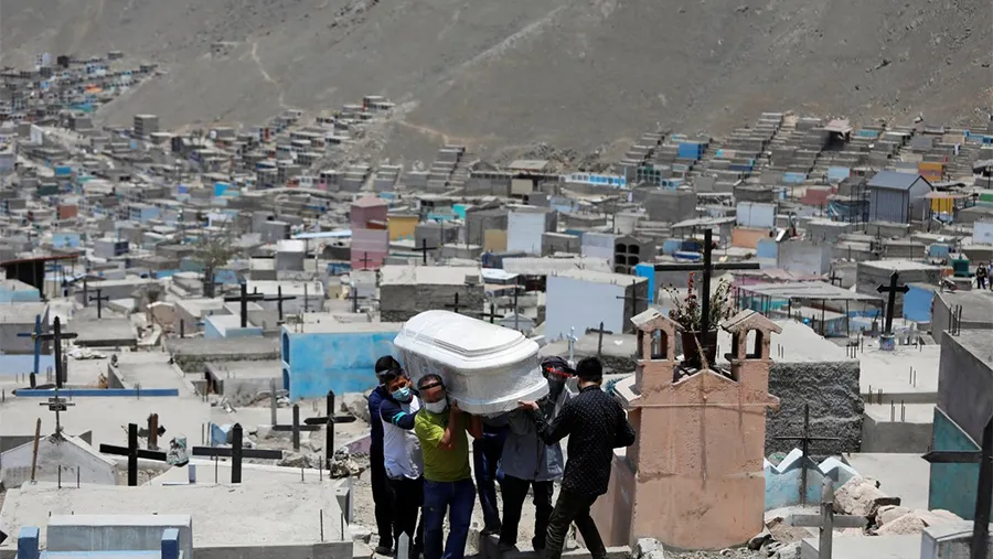 Miembros de la familia llevan el ataúd de un hombre que murió de la enfermedad del coronavirus en un cementerio, en Lima, Perú, el 27 de enero de 2021. Miembros de la familia llevan el ataúd de un hombre que murió de la enfermedad del coronavirus en un cementerio, en Lima, Perú, el 27 de enero de 2021.