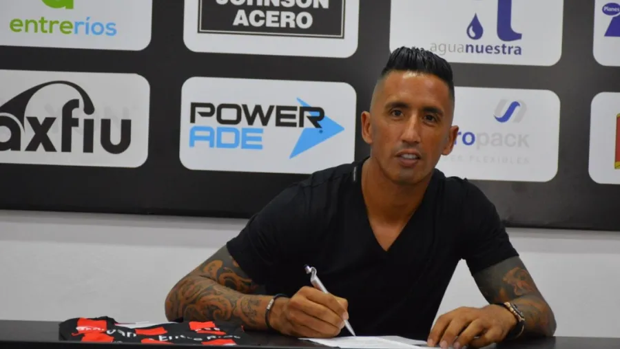 Lucas Barrios: “Vengo a tratar de sumar y ayudar al club para que nos quedemos en Primera” Lucas Barrios: “Vengo a tratar de sumar y ayudar al club para que nos quedemos en Primera”