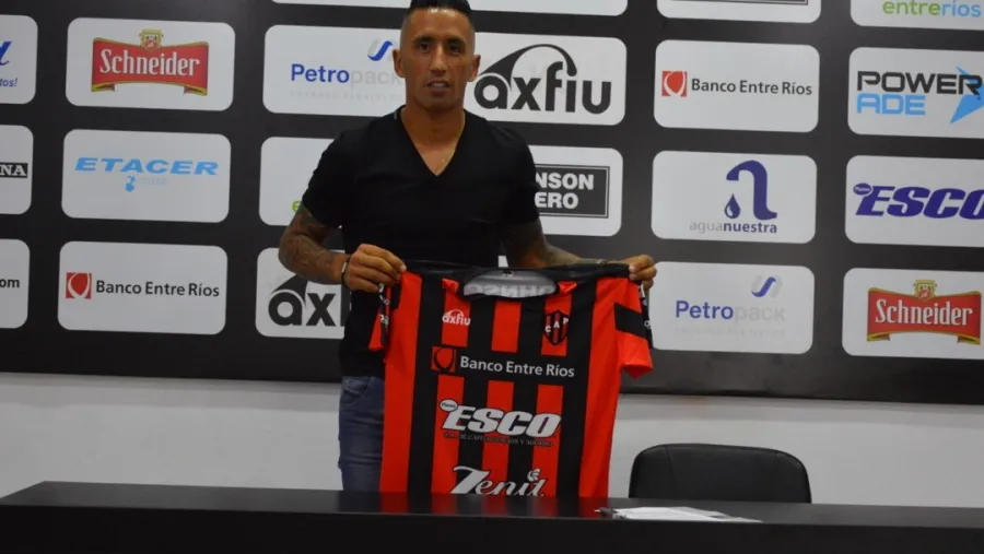 Patronato oficializó la llegada de Lucas Barrios, un trotamundos con pasado de selección Patronato oficializó la llegada de Lucas Barrios, un trotamundos con pasado de selección
