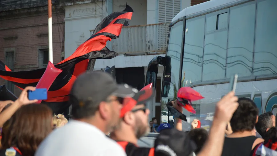 Patronato partió a San Juan y sus hinchas lo despidieron con un banderazo Patronato partió a San Juan y sus hinchas lo despidieron con un banderazo