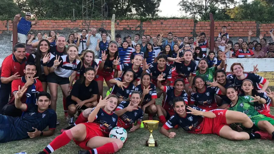 Las chicas de San Benito dieron una nueva vuelta olímpica en la Liga Paranaense de Fútbol Las chicas de San Benito dieron una nueva vuelta olímpica en la Liga Paranaense de Fútbol