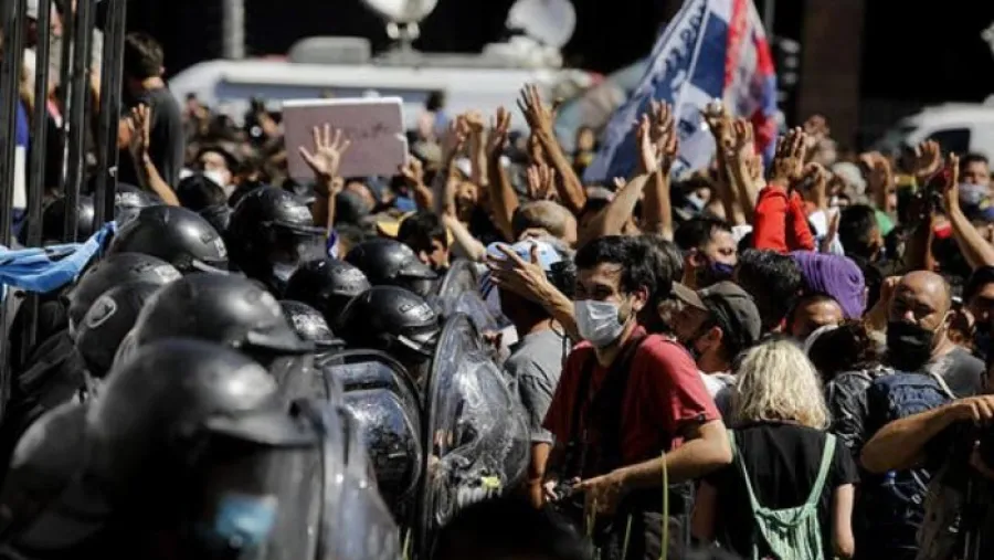 Funeral de Maradona: gobierno denunció a Larreta y a Santilli por accionar de la policía Funeral de Maradona: gobierno denunció a Larreta y a Santilli por accionar de la policía