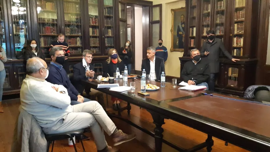 Funcionarios presentaron a jefes comunales de Paraná Campaña programas de obras Funcionarios presentaron a jefes comunales de Paraná Campaña programas de obras