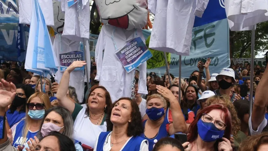 Los docentes de Santa Fe se manifestaron frente al Ministerio de Educación Los docentes de Santa Fe se manifestaron frente al Ministerio de Educación