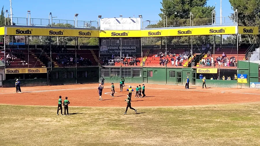 Con acción en cuatro diamantes, comenzó el torneo de sóftbol infantil en Paraná Con acción en cuatro diamantes, comenzó el torneo de sóftbol infantil en Paraná