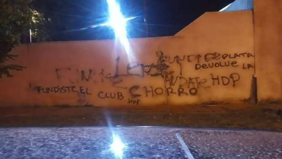 Crisis en Patronato: aparecieron pintadas contra el presidente Oscar Lenzi Crisis en Patronato: aparecieron pintadas contra el presidente Oscar Lenzi