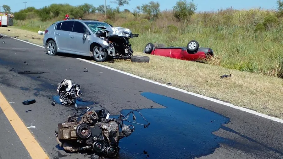 El impacto entre ambos rodados fue de tal magnitud que uno de los conductores falleció en el lugar. El impacto entre ambos rodados fue de tal magnitud que uno de los conductores falleció en el lugar.