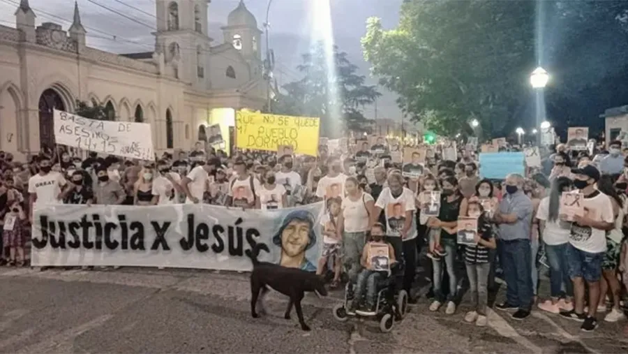 Visiblemente angustiada, Valeria Velardis habló ante una multitud de vecinos de Gualeguay que pidió que los autores del homicidio terminen presos. Visiblemente angustiada, Valeria Velardis habló ante una multitud de vecinos de Gualeguay que pidió que los autores del homicidio terminen presos.