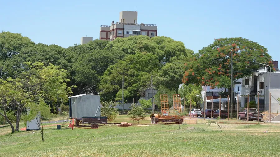 Vecinos protestan por el obrador de la obra de sistematización de la cuenca alta de la Santiagüeña y advierten sobre posible avance inmobiliario de un espacio público. Vecinos protestan por el obrador de la obra de sistematización de la cuenca alta de la Santiagüeña y advierten sobre posible avance inmobiliario de un espacio público.