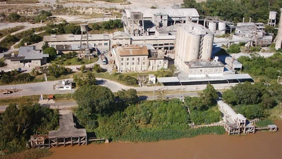 El cuerpo de un joven de 29 años de Paraná fue divisado por pescadores cuando estaba semi sumergido en el río a metros de la orilla en la zona de la ex fábrica de Portland, en Bajada Grande. El cuerpo de un joven de 29 años de Paraná fue divisado por pescadores cuando estaba semi sumergido en el río a metros de la orilla en la zona de la ex fábrica de Portland, en Bajada Grande.