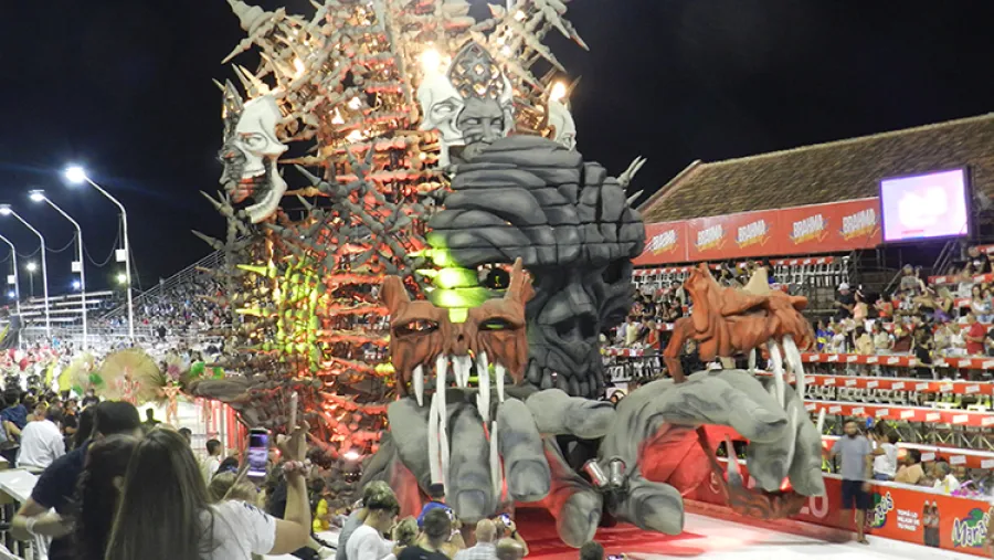 La última ganadora del Carnaval Ará Yeví (Club Tiro Federal) fue la encargada de abrir la primer noche del Carnaval del País en el Corsódromo de Gualeguaychú. La última ganadora del Carnaval Ará Yeví (Club Tiro Federal) fue la encargada de abrir la primer noche del Carnaval del País en el Corsódromo de Gualeguaychú.