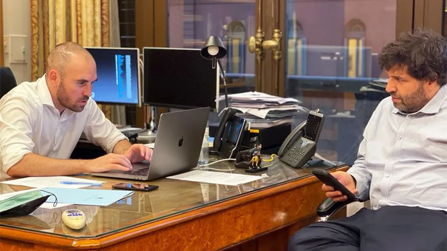 El ministro de Economía, Martín Guzmán, ayer, junto a Sergio Chodos, representante de la Argentina ante el FMI. El ministro de Economía, Martín Guzmán, ayer, junto a Sergio Chodos, representante de la Argentina ante el FMI.