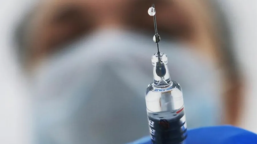 Las vacunas de ARN mensajero parecen ser más efectivas para prevenir la infección y las de vectores virales lo serían para reducir la mortalidad. Las vacunas de ARN mensajero parecen ser más efectivas para prevenir la infección y las de vectores virales lo serían para reducir la mortalidad.