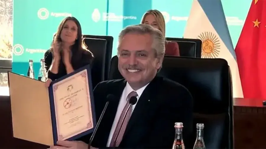 Fernández, al recibir Honoris Causa en universidad china: “La multilateralidad es el gran desafío”. Fernández, al recibir Honoris Causa en universidad china: “La multilateralidad es el gran desafío”.