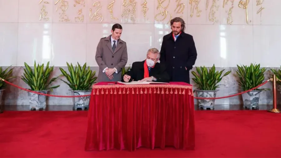 Alberto Fernández, Santiago Cafiero y Sabino Vaca Narvaja, embajador argentino en China, durante una actividad presidencial en Beijing. Alberto Fernández, Santiago Cafiero y Sabino Vaca Narvaja, embajador argentino en China, durante una actividad presidencial en Beijing.