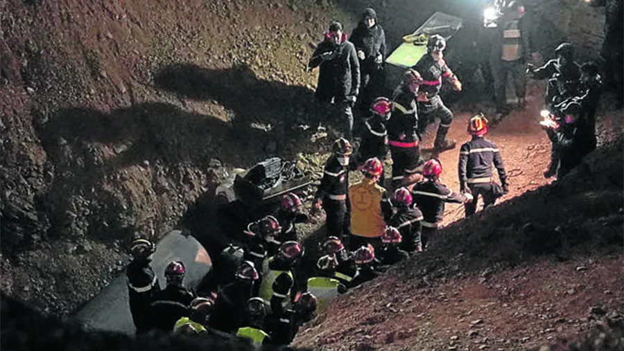 Rayan cayó el martes en un agujero de 32 metros de profundidad mientras acompañaba a su padre. Rayan cayó el martes en un agujero de 32 metros de profundidad mientras acompañaba a su padre.