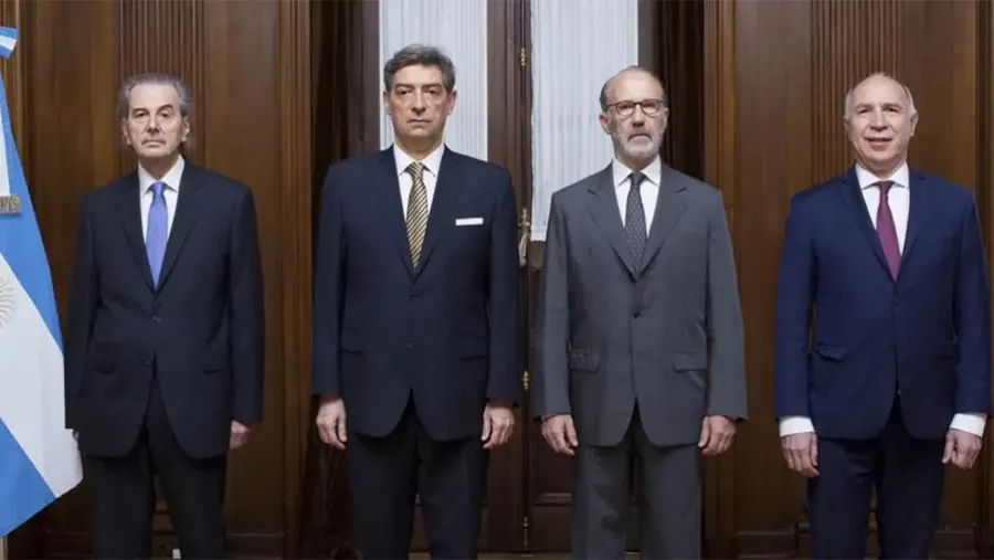 Juan Carlos Maqueda, Horacio Rosatti, Carlos Rosenkrantz, y Ricardo Lorenzetti, están excusados de intervenir en esa sumatoria de expedientes vinculados con la supuesta violación a la Ley de Inteligencia. Juan Carlos Maqueda, Horacio Rosatti, Carlos Rosenkrantz, y Ricardo Lorenzetti, están excusados de intervenir en esa sumatoria de expedientes vinculados con la supuesta violación a la Ley de Inteligencia.