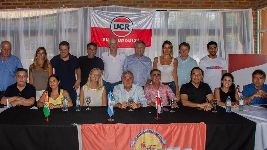 La dirigencia de la UCR acompañó al campamento de la Juventud Radical en Villa Urquiza. La dirigencia de la UCR acompañó al campamento de la Juventud Radical en Villa Urquiza.