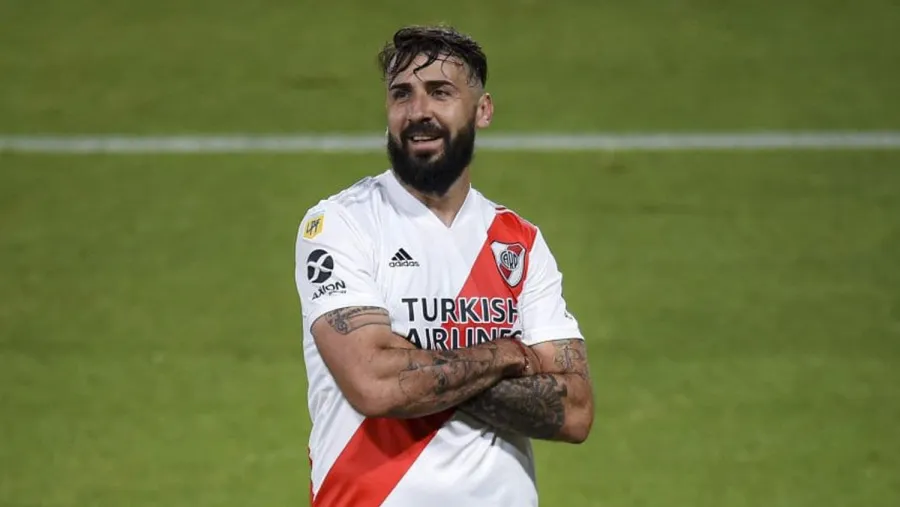 Lucas Pratto El delantero de River viajará este martes a los Países Bajos para sumarse por seis meses al equipo que integra el zaguero concordiense. Sin continuidad en el elenco de Marcelo Gallardo, el Oso llegará a Europa con una opción de compra que aún no trascendió.