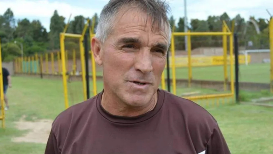 Roque Alfaro Con el entrerriano Alfaro, el plantel de River del 86 saludó al club por sus 119 años
