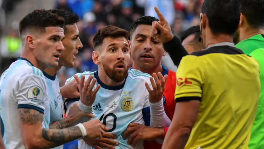 Por su expulsión ante Chile, Messi fue suspendido un partido y deberá pagar una multa Por su expulsión ante Chile, Messi fue suspendido un partido y deberá pagar una multa