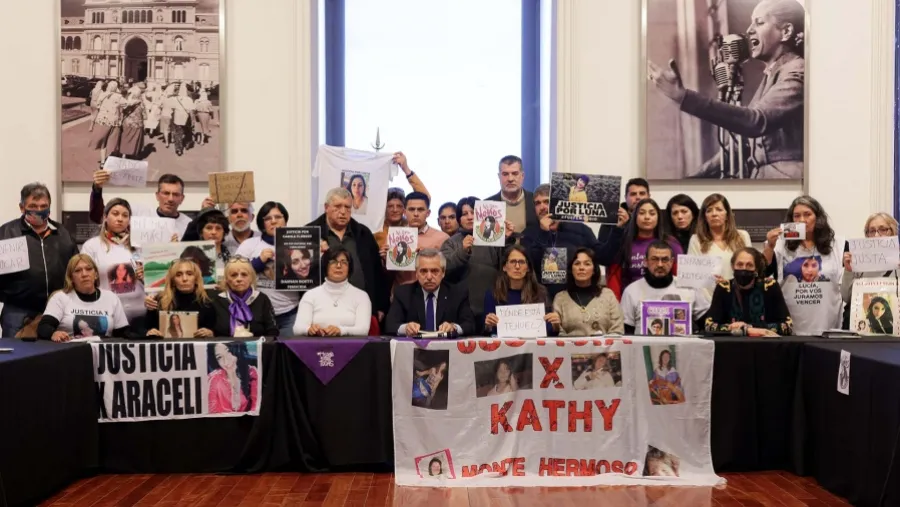El presidente Alberto Fernández recibió a familiares de víctimas de femicidios El presidente Alberto Fernández recibió a familiares de víctimas de femicidios