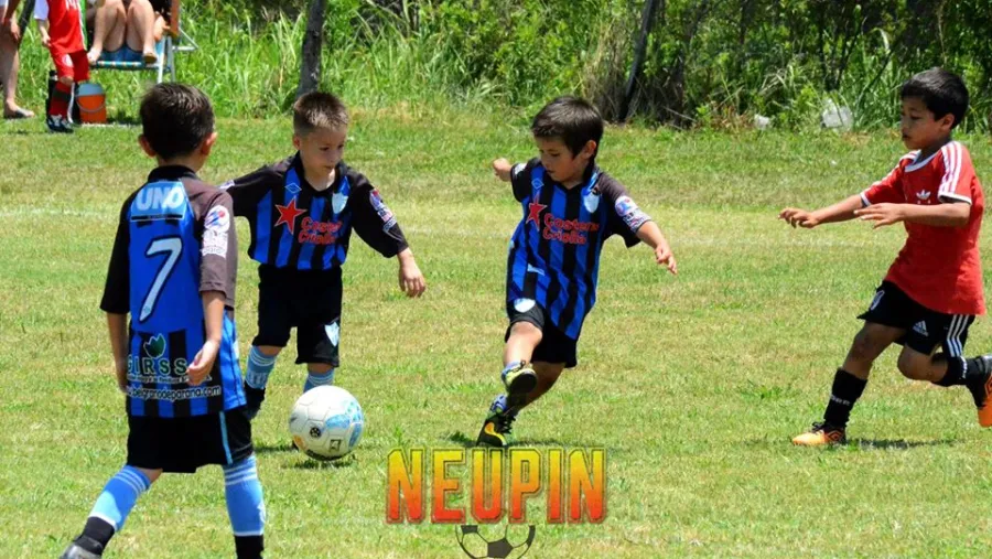 Fùtbol infantil La lluvia no impidió el cierre del torneo de fútbol infantil Neupín