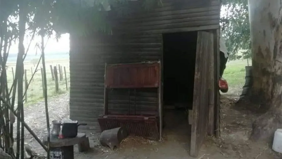Los trabajadores vivían en condiciones infrahumanas en un predio perteneciente a Jujan Luis Spañoletti, ex viceintendente de Federación y ex delegado de Derechos Humanos y Pluralismo Cultural del Ministerio de Justicia de la Nación durante la presidencia de Mauricio Macri. Los trabajadores vivían en condiciones infrahumanas en un predio perteneciente a Jujan Luis Spañoletti, ex viceintendente de Federación y ex delegado de Derechos Humanos y Pluralismo Cultural del Ministerio de Justicia de la Nación durante la presidencia de Mauricio Macri.