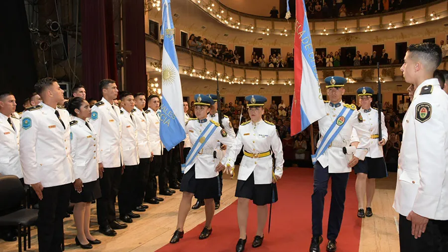 En el Teatro 3 de Febrero se realizó la ceremonia de egreso de la Promoción N° 81 de oficiales de la Policía de Entre Ríos. En el Teatro 3 de Febrero se realizó la ceremonia de egreso de la Promoción N° 81 de oficiales de la Policía de Entre Ríos.