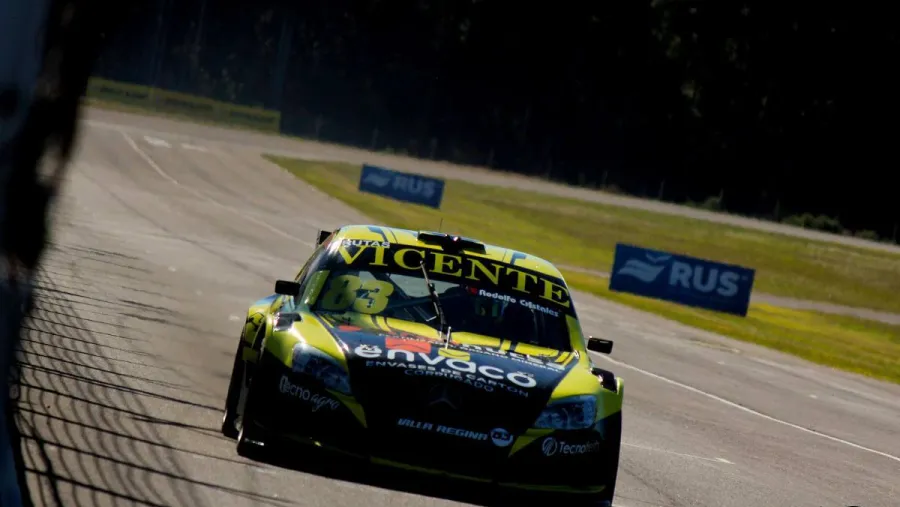 Diego Azar marcó el ritmo de la primera jornada del Top Race en Concepción del Uruguay Diego Azar marcó el ritmo de la primera jornada del Top Race en Concepción del Uruguay
