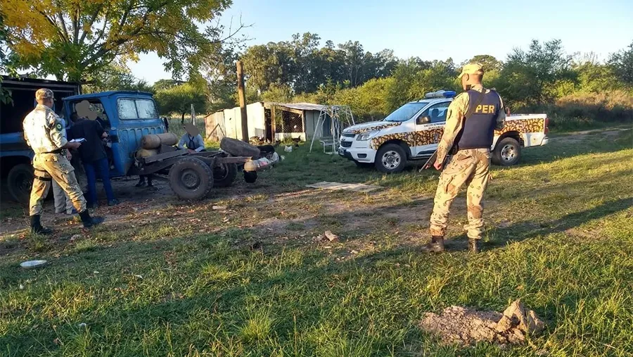 En un allanamiento además de armas, secuestraron cigarrillos de marihuana y detectaron otras pruebas vinculadas con un hecho de abigeato. En un allanamiento además de armas, secuestraron cigarrillos de marihuana y detectaron otras pruebas vinculadas con un hecho de abigeato.