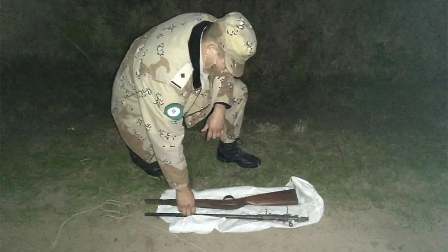 El arma había sido “descartada” por dos personas en el camino vecinal de la Escuela N° 80. El arma había sido “descartada” por dos personas en el camino vecinal de la Escuela N° 80.