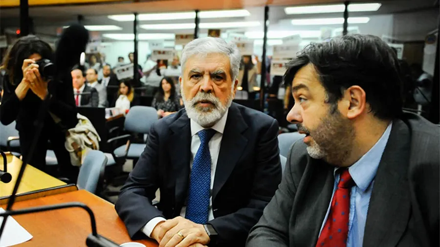 De Vido junto a Rusconi en el Inicio del juicio al diputado y ex ministro por la Tragedia Once en sala Amia los Tribunales federales Comodoro Py. De Vido junto a Rusconi en el Inicio del juicio al diputado y ex ministro por la Tragedia Once en sala Amia los Tribunales federales Comodoro Py.