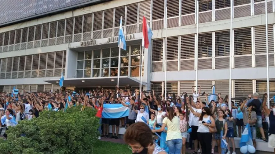 500 personas frente a Tribunales: según los pro vida, representan los 500 abortos que se producen al año en Entre Ríos por aplicar el protocolo de aborto no punible. 500 personas frente a Tribunales: según los pro vida, representan los 500 abortos que se producen al año en Entre Ríos por aplicar el protocolo de aborto no punible.
