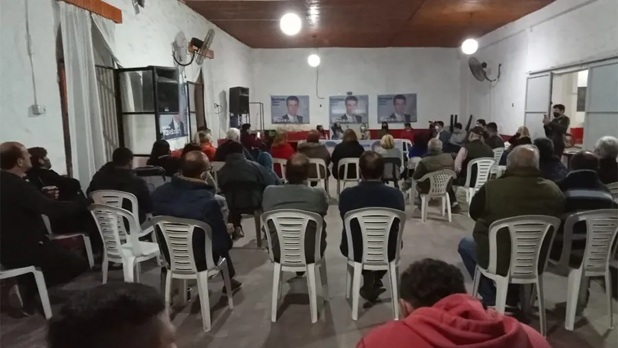 La militancia del peronismo en Gualeguaychú se reunió en el Club Black River para acompañar a los candidatos a legisladores nacionales. La militancia del peronismo en Gualeguaychú se reunió en el Club Black River para acompañar a los candidatos a legisladores nacionales.