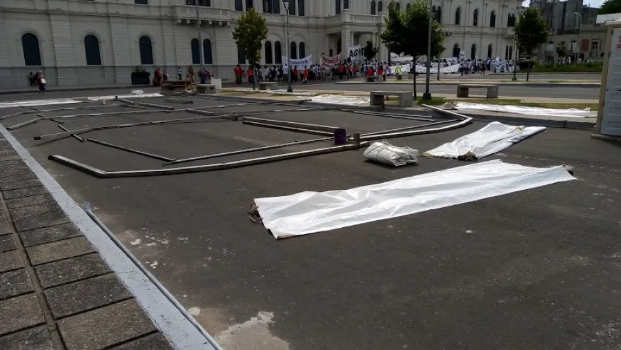 Agmer instaló una carpa frente a Casa de Gobierno hasta alcanzar acuerdo salarial Agmer instaló una carpa frente a Casa de Gobierno hasta alcanzar acuerdo salarial
