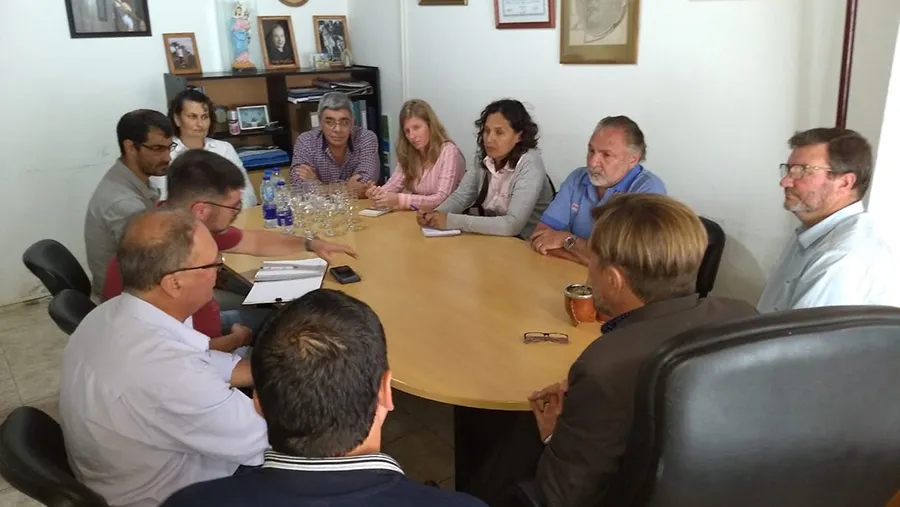 La Mesa de Buenas Prácticas Agropecuarias valoró el protocolo que se aplica en la Municipalidad de Colonia Elia para controlar las aplicaciones de agrotóxicos y recomendó que esa experiencia sea replicada en toda la provincia. La Mesa de Buenas Prácticas Agropecuarias valoró el protocolo que se aplica en la Municipalidad de Colonia Elia para controlar las aplicaciones de agrotóxicos y recomendó que esa experiencia sea replicada en toda la provincia.