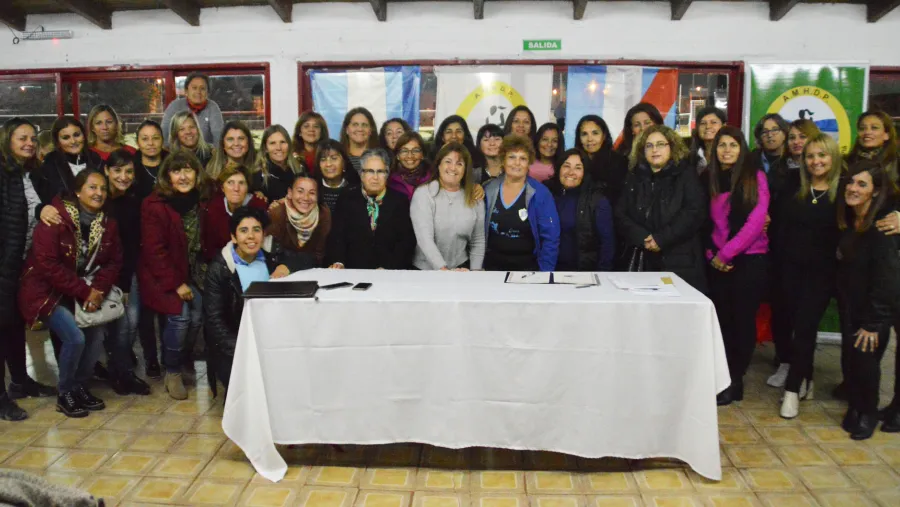 La Agrupación Mamis Hockey del Paraná firmó su estatuto y acta constitutiva La Agrupación Mamis Hockey del Paraná firmó su estatuto y acta constitutiva