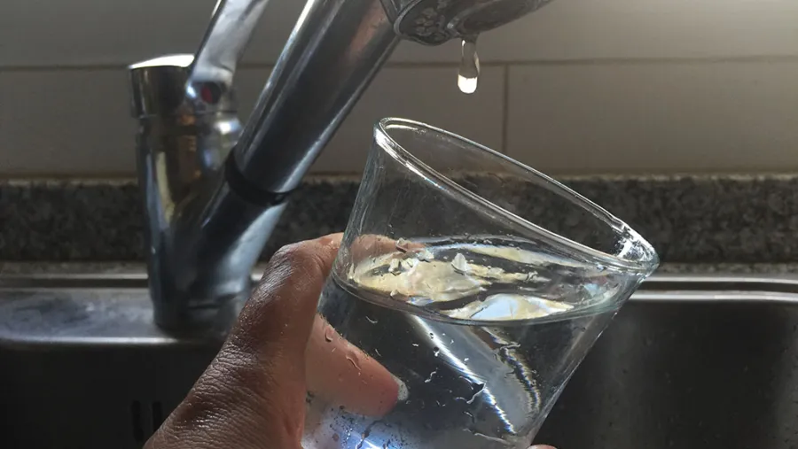 Un vaso de agua no se le niega a nadie Un vaso de agua no se le niega a nadie