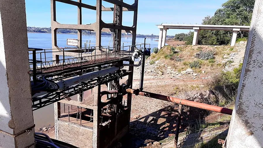 El objetivo de la protección costera que se construirá es controlar los problemas de erosión de margen y retroceso de la barranca ubicada en la margen derecha del río Uruguay, a unos 12 kilómetros aguas debajo de la represa de Salto Grande. El objetivo de la protección costera que se construirá es controlar los problemas de erosión de margen y retroceso de la barranca ubicada en la margen derecha del río Uruguay, a unos 12 kilómetros aguas debajo de la represa de Salto Grande.