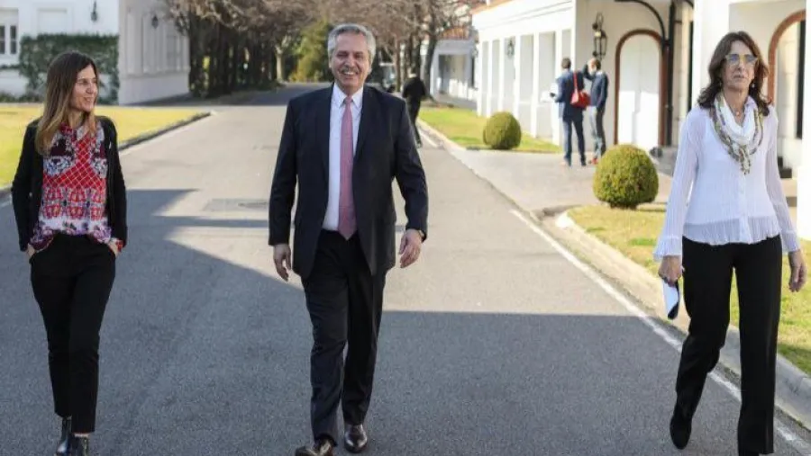 El Presidente junto a la titular de ANSES y la ministra de Hábitat El Presidente junto a la titular de ANSES y la ministra de Hábitat