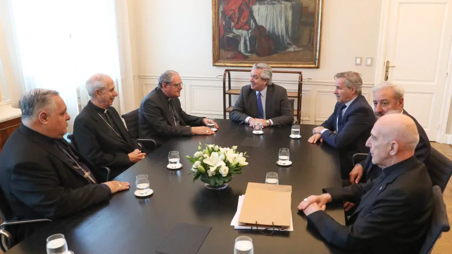 Fernández con autoridades de la Iglesia Fernández con autoridades de la Iglesia