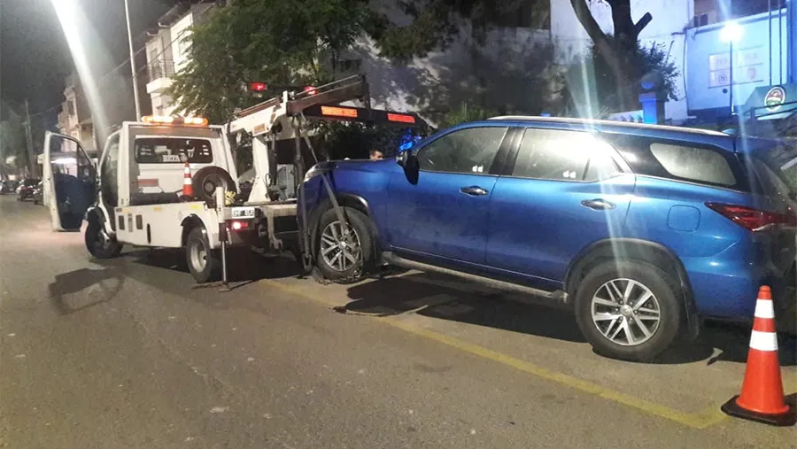 La conductora de una camioneta Toyota SW4, de 38 años, fue identificada y quedó supeditada a la causa. El vehículo fue retenido. La conductora de una camioneta Toyota SW4, de 38 años, fue identificada y quedó supeditada a la causa. El vehículo fue retenido.
