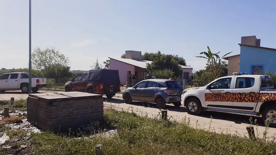 El allanamiento se realizó en el barrio Toto Irigoyen de Gualeguaychú y está relacionado a un robo calificado y privación ilegítima de la libertad. El allanamiento se realizó en el barrio Toto Irigoyen de Gualeguaychú y está relacionado a un robo calificado y privación ilegítima de la libertad.