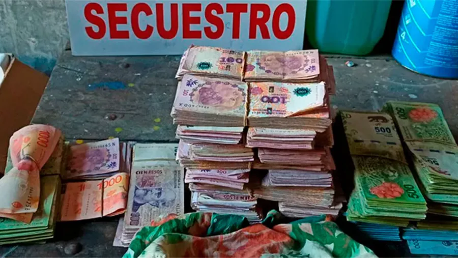 La Policía fue a allanar una vivienda de Concordia por una denuncia por violencia familiar, pero se encontraron con 3,5 kilos de cocaína, 20 armas, más de 300 mil pesos y siete mil dólares. La Policía fue a allanar una vivienda de Concordia por una denuncia por violencia familiar, pero se encontraron con 3,5 kilos de cocaína, 20 armas, más de 300 mil pesos y siete mil dólares.