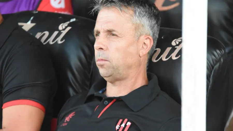 Gustavo Álvarez “El equipo tocó fondo”, reconoció el DT de Patronato tras la goleada en contra en Rosario